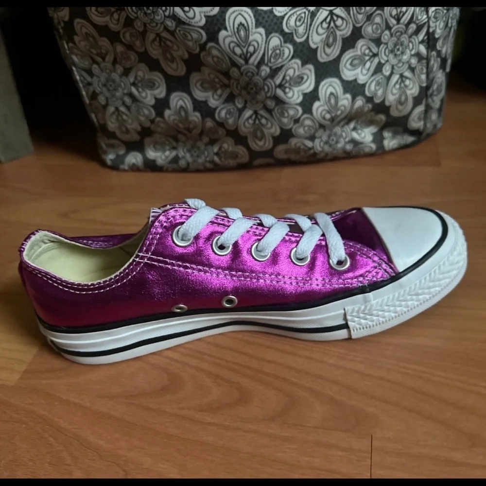 SOLD!! Converse Women’s Chuck Taylor Sneakers in Metallic Magenta. - Picture 3 of 10